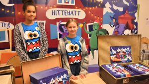 Julkalendrarna brukar delas ut under BUU-dagarna men i år får man hämta sin egen kalender från bibban eller Luckan. Tuva Nylund (höger) och Nia Ingman (vänster).