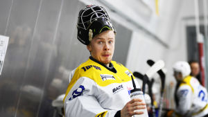 Jonathan Iilahti vet att dagarna i Malax är räknade. Snart är det dags att flytta vidare. Jonathan Iilahti med en dricksflaska i handen.