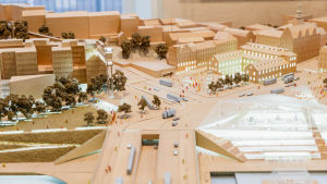 Till vänster den nya parken som byggs nedanför Katarinahissen och Gondolen. I mitten den nya bron och till höger nya visionen för Södermalmstorg. Miniatyrmodell av Slussen när bygget är klart.