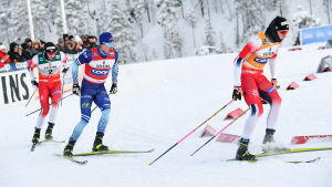 Iivo Niskanen jagar Johannes Hösflot Kläbo.