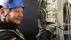 sähköasentaja työssään