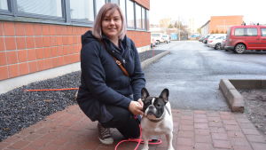 Linda Neemre och hennes franska bulldogg Pilvi. Linda Neemre och hunden Pilvi