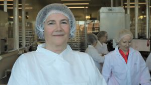 Gabriella von Flittner säger att hon är stolt över att kunna sälja produkter som hjälper Kina i kampen mot coronaviruset. En kvinna med vit skyddsrock och hårskydd