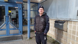 Korsobon Juha Kanerva tycker att öppethållningstiderna vid hälsostationen i Korso i Vanda räcker för honom. Det är dock svårare att boka tid, bland annat för att det råder personalbrist. Kanerva har inte lyckats boka vettig läkartid via nättjänsten. Vandabon Juha Kanerva fotograferad utanför hälsostationen i Korso.