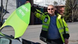 Peter Sjöstrand har fått bekanta sig med stadens elbilar under sin tid på Vägglösa verkstaden. man öppnar framlucka på bil