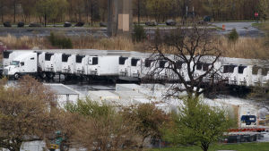 Tiotals kylcontainrar på Randall Island i New York väntar på att tas i bruk för att förvara lik då bårhusen är fulla. Tiotals nedkylda containrar som används som bårhus i New York under coronaepidemin.