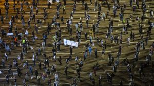 Flera tusen israeler demonstrerade mot Netanyahu i Tel Aviv den 19 april. Flera tusen israeler demonstrerade mot Netanyahu i Tel Aviv den 19 april.