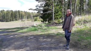 Vägen fortsätter på Thure Lindebergs marker och leds mot Marsudden ungefär där skogen tar vid, längre bort i bilden. Det fanns småhus inritade vid den här vägen, men dem har Sjundeå kommun tagit bort. Thage Lindeberg står på sina ägor på Pickala gård.