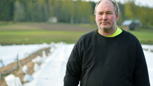 Ronny Avellan säljer potatis till bland annat restauranger i Västnyland. Porträttbild på Ronny Avellán.