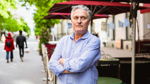 Niklas Ericson har drivit kvarterskrog på Swedenborgsgatan i 11 år. Coronakrisen har han klarat tack vare stöttande stamkunder, och hur sommaren går avgörs av virusläget och vädret. Krögaren Niklas Ericson framför uteserveringen till sin restaurang.
