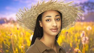 "Polisen trodde jag var prostituerad.” MaÏmouna Jagne-Soreau sommarpratar om integration när den är som bäst – och sämst. Maimouna står iklädd med sommarhatt på huvudet på en sommaräng.