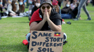 Demonstration mot rasism och förtryck. Langley Park i Perth, Australien. "Samma berättelse, annan mark". 13.6.2020 Demonstration mot rasism och förtryck .Langley Park i Perth, Australien. "Samma berättelse, annan mark". 13.6.2020
