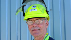 Ulf Heimberg har en över 30 år lång arbetskarriär bakom sig på rörfabriken, som i dag ägs av SSAB. Man med hjälm