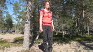 Camilla Sandström tycker att alla typer av natur har sin tjusning. Camilla Sandström vid stranden i Fäboda.
