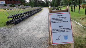 Coronavåren syns ännu i Hangögolfarnas vardag. Det är desinficering av golfkärran som gäller, både före och efter rundan. En rad golfkärror och en skylt där golfare uppmanas desinfiera golfkärran.