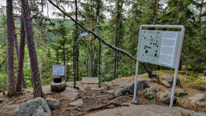 Att gå ner för trapporna längs med bergsväggen är bra vardagsmotion. En informationsskylt på ett berg i skogen.