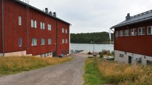 Experimenten i den nya internationella studien inom marin restaurering utförs i Finland vid Skärgårdscentret i Korpoström. Två röda träbyggnader vid havsstranden.