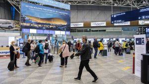 Kuvassa on matkustajia Helsinki-Vantaan lentoasemalla syyskuun 2020 alussa.