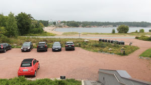 Här ska den nya hotellbyggnaden byggas. parkering, badstrand i bakgrunden