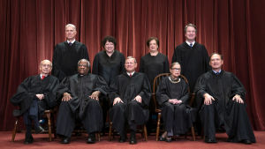 Domarna i USA:s högsta domstol 2018. Ruth Bader Ginsburg på nedre raden näst längst till höger. Gruppbild på domarna i USA:s högsta domstol 2018.