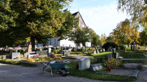 Pernå kyrkoby är känd som Mikael Agricolas hem. Finska skriftspråkets fader växte upp i ett hus alldeles nära både kyrkan och prästgården. Prästgården bildar en kulturhistoriskt viktig helhet tillsammans med byns andra äldre byggnader. Begravningsplats med gammal stenkyrka i bakgrunden. Längst fram står en skottkärra.