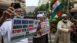 Protester mot Kinas behandling av uigurerna förekommer regelbundet på olika håll i världen. Här demonstrerar exiluigurer utanför Kinas ambassad i Bombay. En grupp män står med plakat som fördömer Kinas förföljelser av uigurerna.
