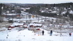 Ett par hundra slalomåkare samlades i backen under första dagen. Slalomåkare i Hirvensalo skidbacke.