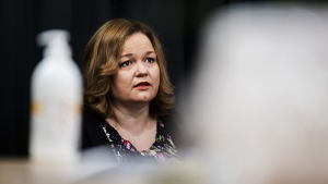 Kiuru anser att kommissionen måste göra allt för att se till att de överenskomna leveranstiderna följs. Krista Kiuru vieraili Ylen Ykkösaamussa 21. marraskuuta 2020.