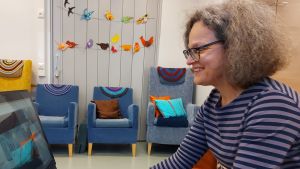 Brummer på Tölö seniorcenter 2021. Sjukhusmusiker Anna Brummer leder dagverksamhetens virtuella träffar på Töölö Seniorikeskus, Tölö Seniorcenter. 2021.