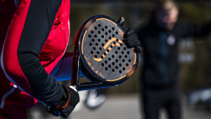 Padelracketen ser lite annorlunda ut än en tennisracket. Den är bland annat mindre och har inga strängar. Det här ger en dovare träff med bollen. Padeltennis
