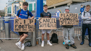 Chelseas supportrar protesterade. Chelseafans protesterar utanför Stamford Bridge.