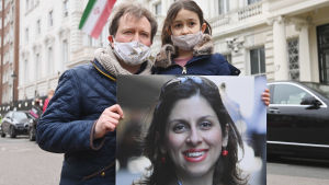 Journalisten Nazanin Zaghari-Ratcliffes man och dotter vädjar till Iran om att hon ska släppas fri. Utanför Irans ambassad i London 8.3.2021. Journalisten Nazanin Zaghari-Ratcliffes man och dotter vädjar till Iran om att hon ska släppas fri. Utanför Irans ambassad iLondon 8.3.2021