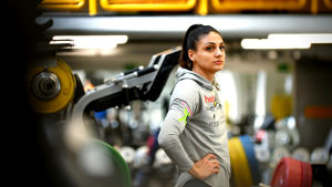 Välmåendet var något Neziri aldrig funderat på tidigare. Nooralotta Neziri tittar omkring sig i gymmet