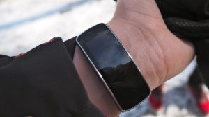 Samsung Gear Fit aktiivisuusranneke ranteessa.