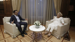 Vassiliki Thanou och Alexis Tsipras. Greklands nya premiärminister Vassiliki Thanou och avgående premiärminister Alexis Tsipras.