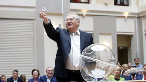Vladimir Zjirinovskij är färgstark och oförutsägbar med sina starka uttalanden. Vladimir Zjirinovskij drar lotten som bestämmer LDPRs plats i valsedeln