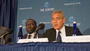 Skådespelaren George Clooney är en drivande kraft bakom ”Enough Project” som agerar för sanktioner mot de individer som tjänar på konflikter. Skådespelaren George Clooney.