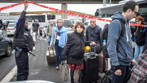 Över 3 000 människor evakuerades från terminalerna på Paris-Orly flygplatsen efter skottlossningen. Alla flyg inställdes samtidigt Över 3 000 människor evakuerade från de två terminalerna på Paris-Orly flygplatsen. Alla flyg inställdes samtidigt