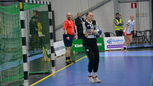 SIF-målvakten Roosa Penttinen hörde till planens vassaste. SIF:s målvakt Roosa Penttinen soppar ett skott.