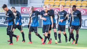 Timo Furuholm och Benjamin Källman var Inters bästa målskyttar under försäsongen. Timo Furuholm gratuleras för mål, våren 2017.