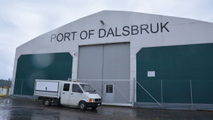 Enligt Kiviaho visar företagets marknadsföring och kontakter på fältet att Dalsbruks hamn behövs.<br /> Hall i Dalsbruks hamn.
