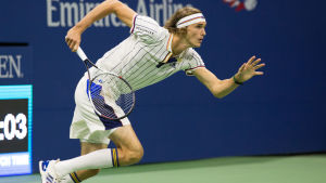 Alexander Zverev. Alexander Zverev lirar i Björn Borg-inspirerade kläder.
