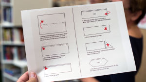 Anvisning för hur man viker ett frökuvert. Instruktioner för att vika ett frökuvert.