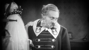 Emil Jannings on hotellin portieeri F.W. Murnaun elokuvassa Viimeinen mies (1924).