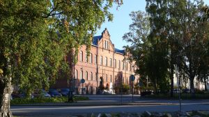 Kristina Stenman lämnade tjänsten som stadsdirektör i Jakobstad för att bli diskrimineringsombudsman. Stadshuset i Jakobstad