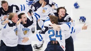 Kasperi Kapanen avgör JVM-finalen 2016 vid tiden 61.33. Finland firar JVM-guld, i centrum Kasperi Kapanen.