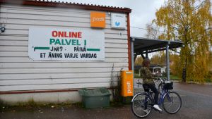 Affären i Hindhår erbjuder Postens och Veikkaus tjänster. Affären i Hindhår.