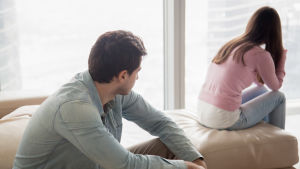 Vi ångrar potentiellt många andra val i livet - vad vi studerar, jobbar med, vem vi lever ihop med och så vidare. Borde det då inte vara naturligt att man ångrar att man blev förälder, frågar Orna Donath? Man och kvinna sitter på säng, kvinnan vänder sig bort från mannen