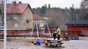 De som ska handleda praktikanter på övningsdaghemmen ska få utbildning. Barn leker på Ebbo daghem