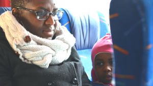 Akbene Abedi-Lartey åker en gång i veckan mellan Ekenäs och Karis med sina tre barn. Mor och barn på buss.
